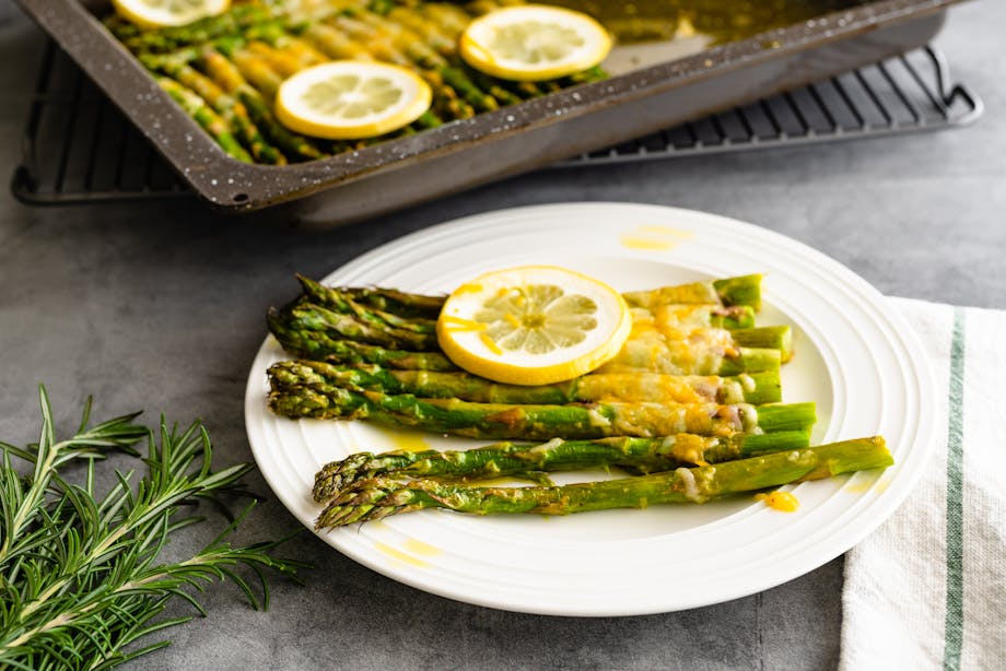 Asparagus with cheese and lemon