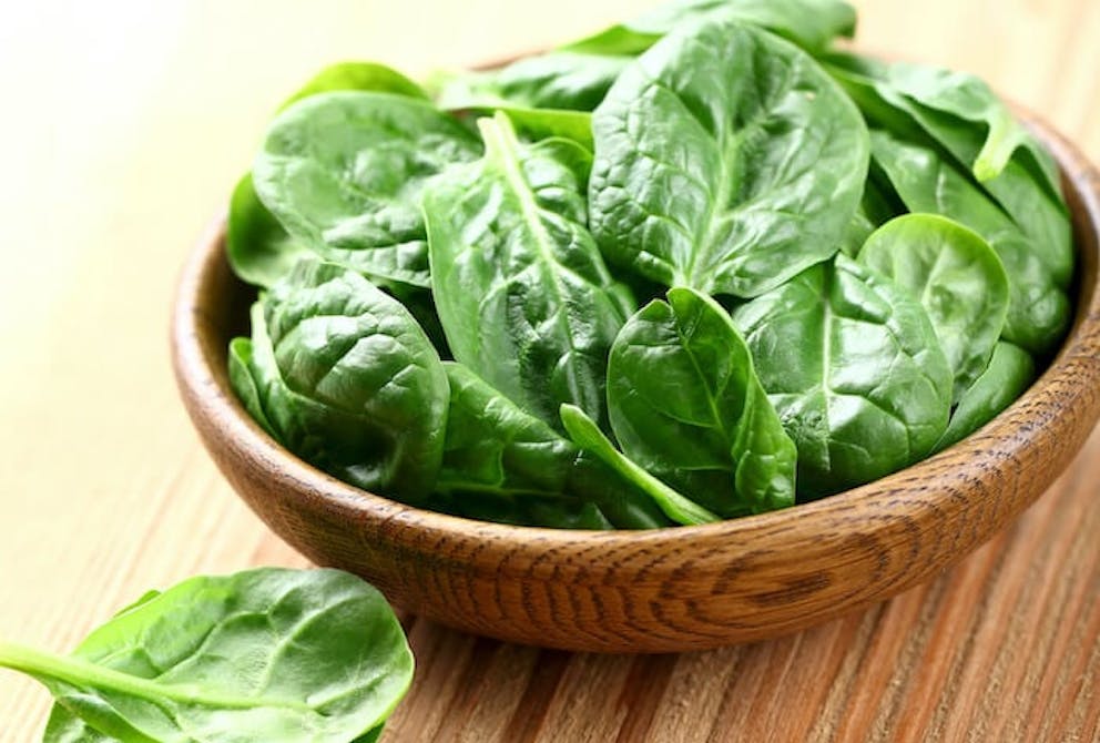 a bowl of healthy selenium-rich spinach | 12 Amazing Benefits of Selenium