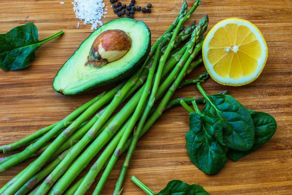 Avocado with asparagus and spinach salad | Calculating Net Carbs on the Ketogenic Diet