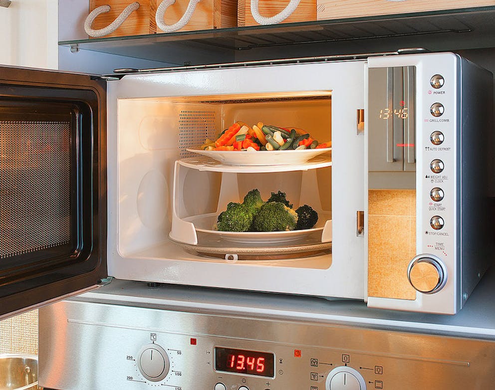 Broccoli and vegetables in microwave, heating up vegetables, microwave nutrient levels.
