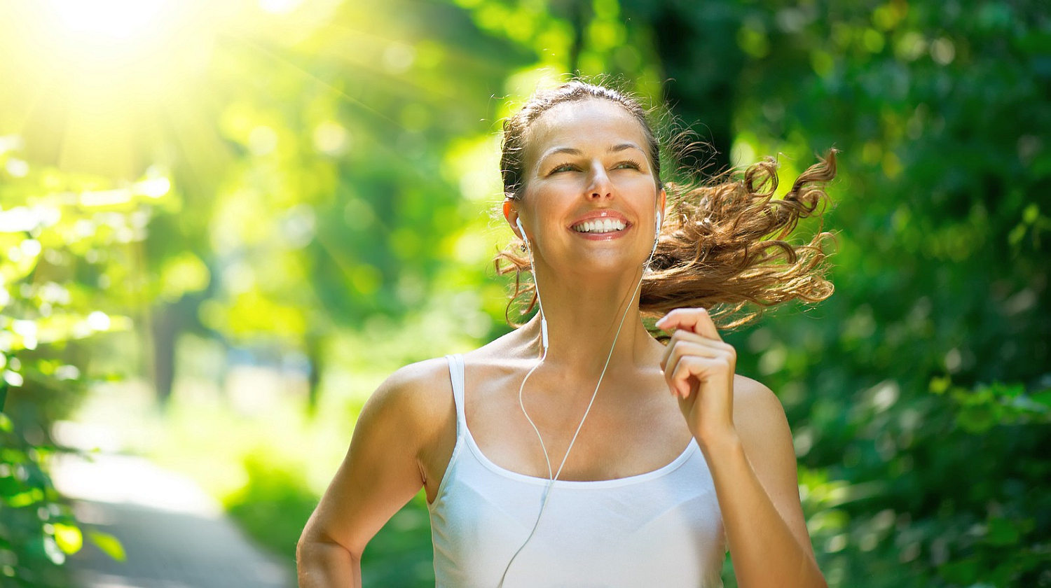 Featured | Female Runner Jogging during Outdoor Workout in a Park | Ketogenic Diet Tips and Tricks