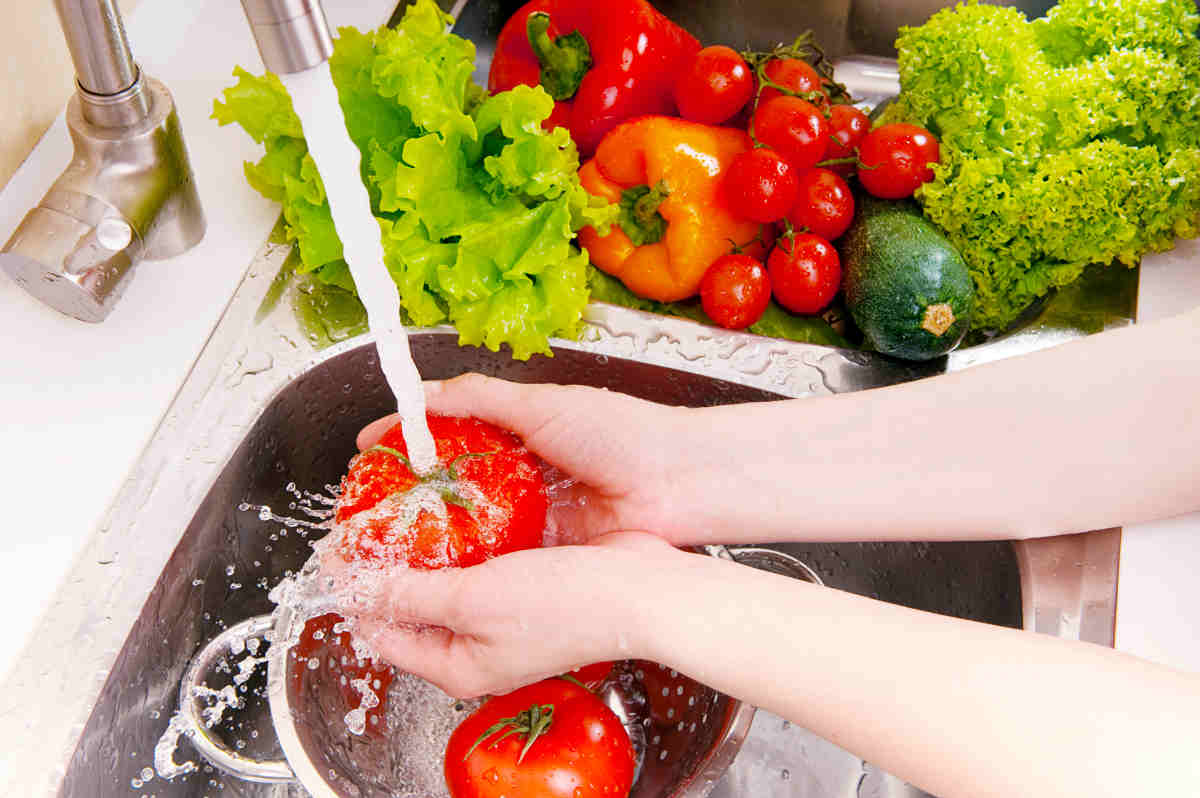 Vegetables washing, splashing water, fresh salad preparation | The Best Ketogenic Diet Foods To Eat