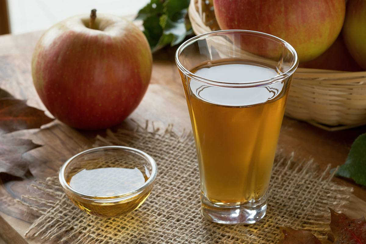 Apple cider vinegar glass apples background | The 9 Benefits of Apple Cider Vinegar