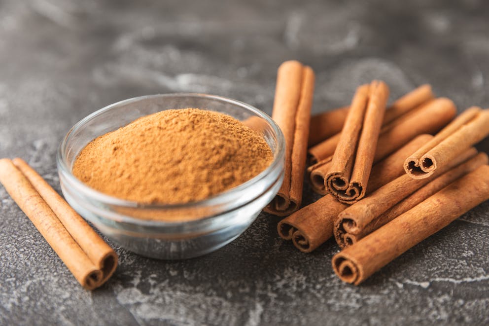 Cinnamon powder and sticks