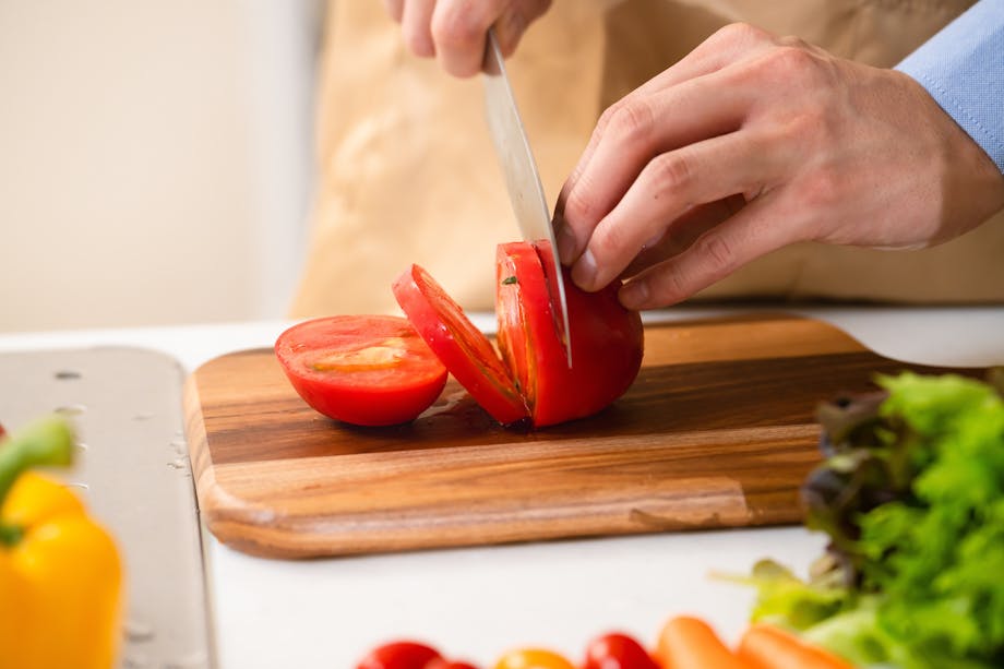 Cutting tomatoes