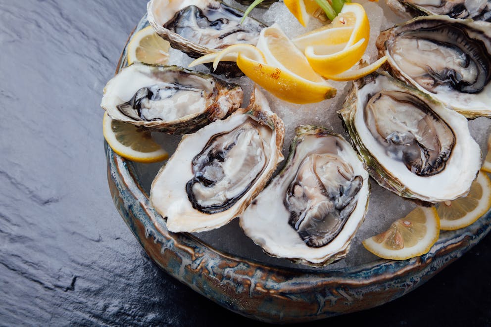 Fresh oysters with lemon juice