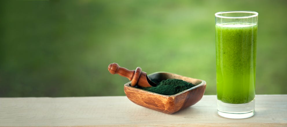 Spirulina smoothie and powder