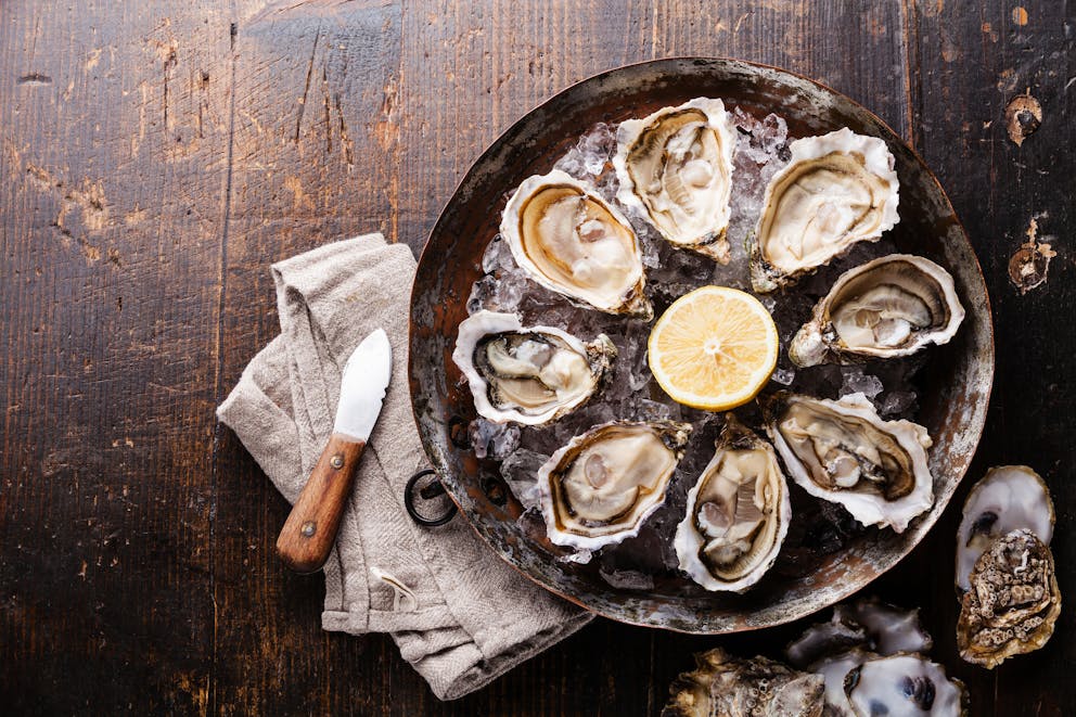 Medium-sized oysters