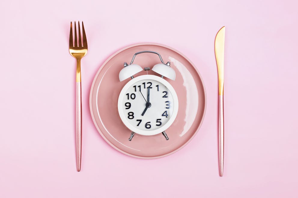 Fasting alarm clock on plate