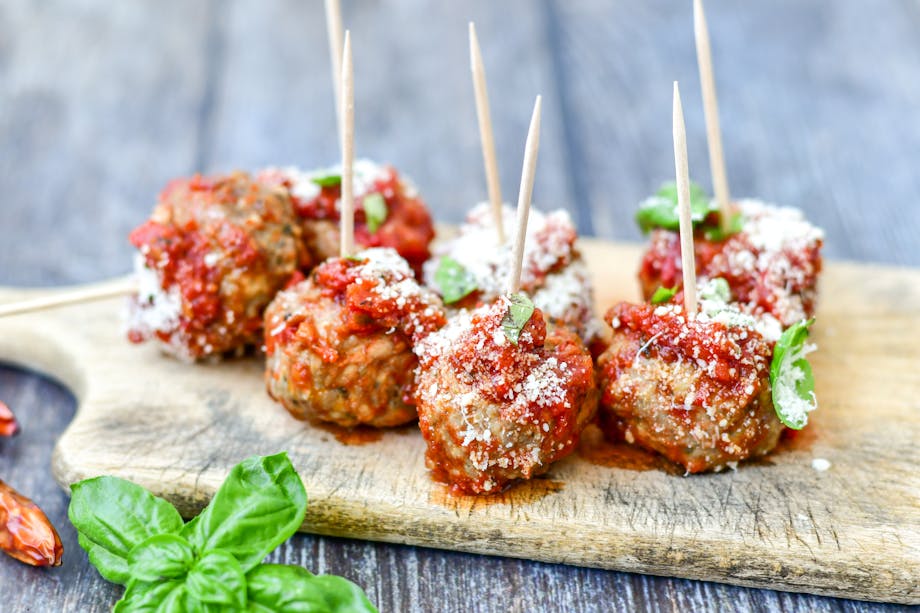 Meatball hors d'oeuvres with sauce