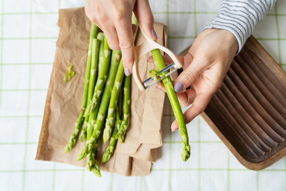 Cleaning asparagus