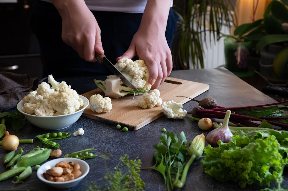 Cutting cauliflower