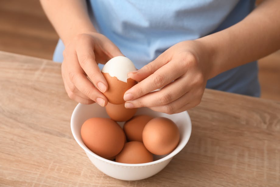 Hand peeling eggs